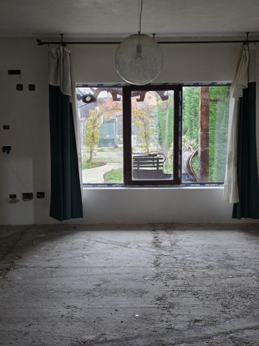 Vând schimb casă  în Tg-Jiu  semicentral