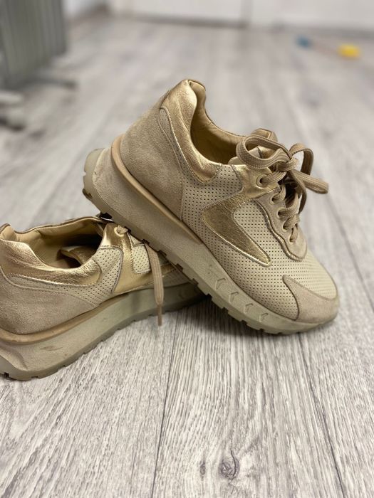 Продаются кроссовки