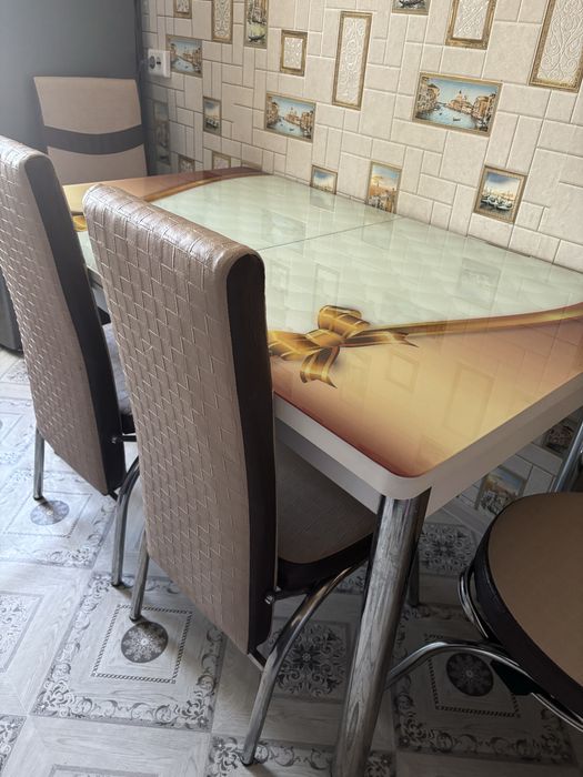 Продам кухонный стол и стулья