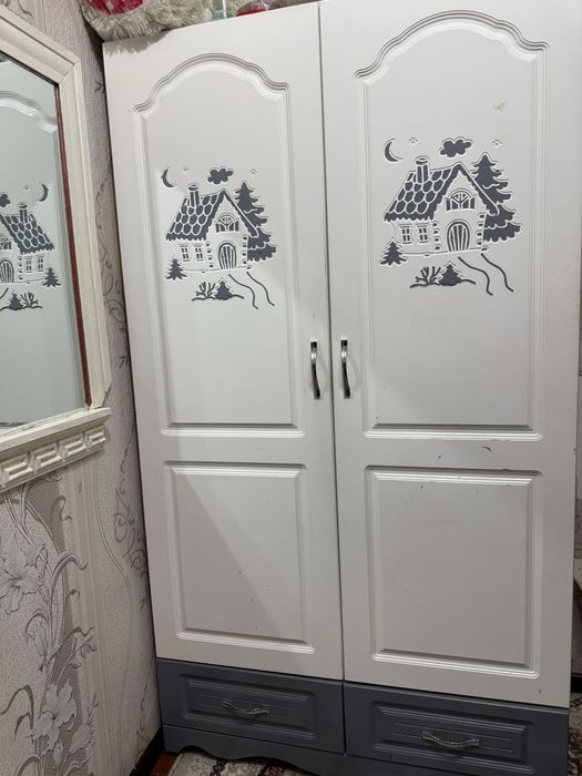 Detskiy shkaf yaxwi holatda