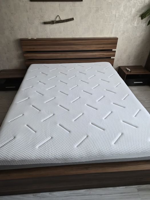 Продавам чисто нова спалня с две нощни шкафчета.