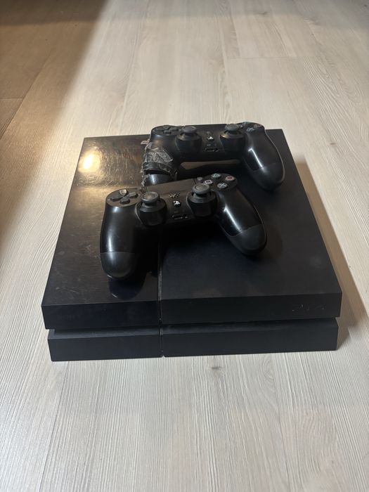 Pplaystation 4 cu 2 controlere