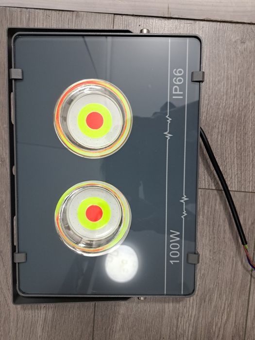 Прожектор  сатамын  . Прожектор   продам .