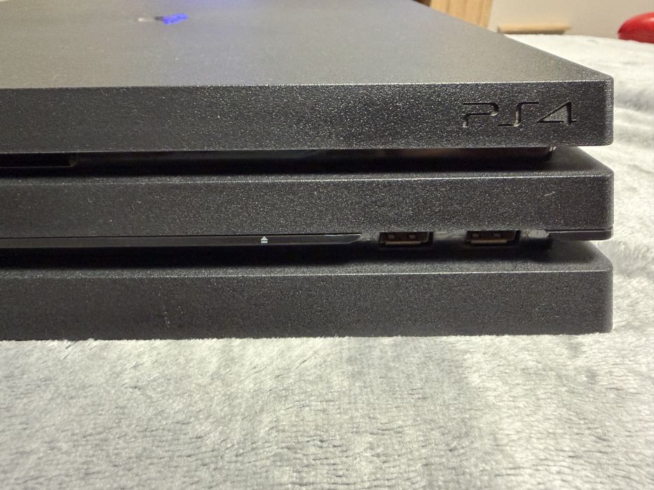 PS4 Pro 1TB + 2 x Controllere originale | Stare foarte bună