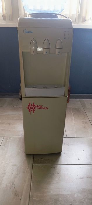 Диспансер за вода Midea