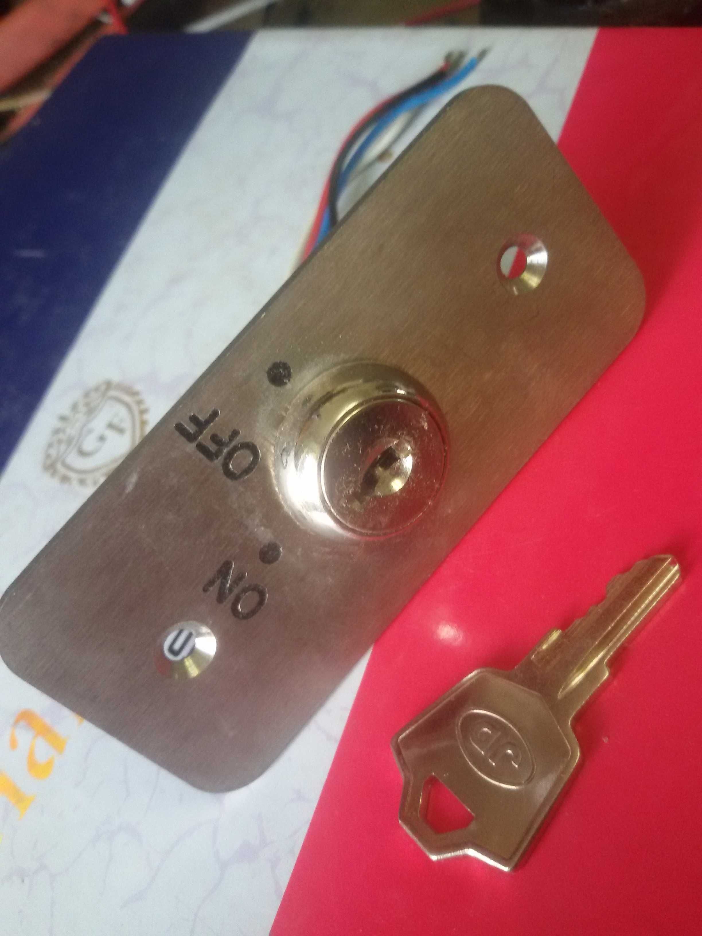 Продам переключатель на 2 положения с ключем. 2 контакта внутри .: 1 ...