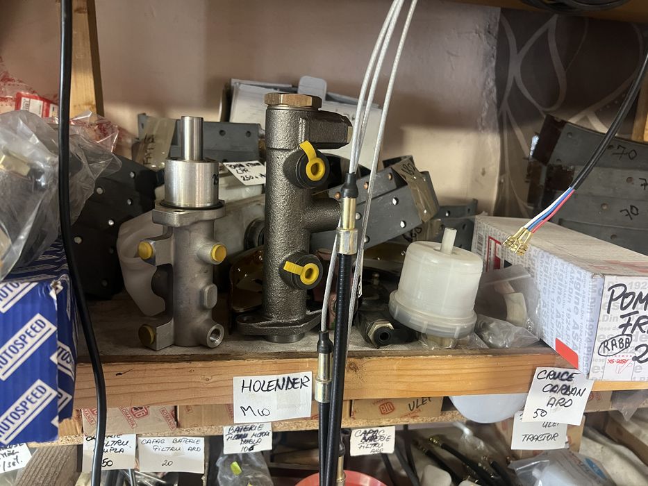 Vand piese ARO,Aripi spate,praguri,REZERVOR COMBUSTIBIL ,,piese