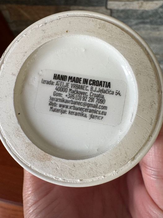 Ръчно изработена керамична чаша.