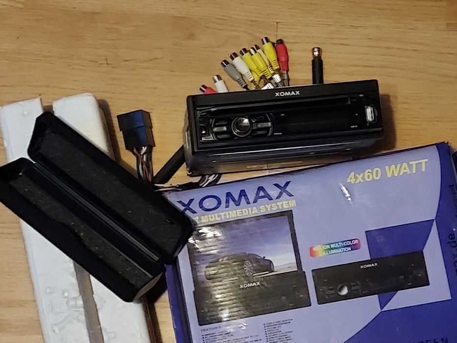 Radio casetofon cu display extensibil. Marca Xomax, 4x60 Watt