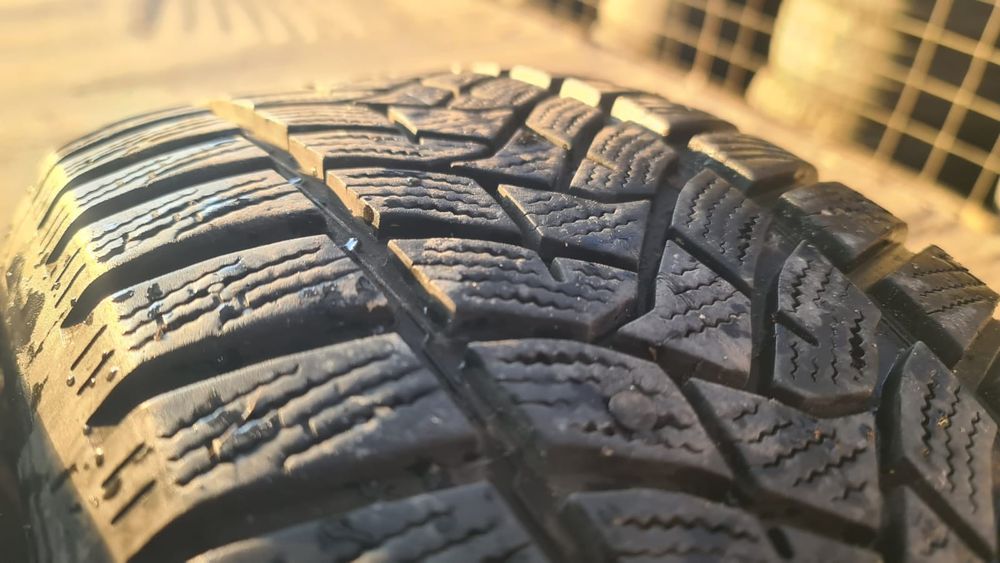 215 60 16 Dunlop  4 anvelope iarna ca noi 7 mm