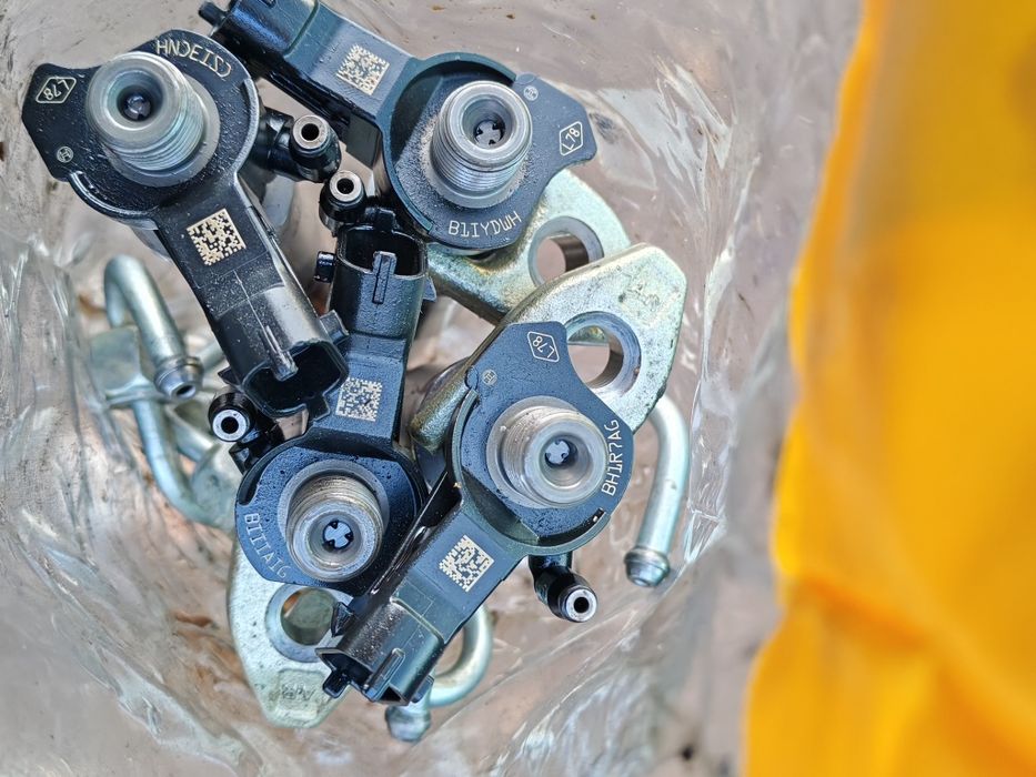 2 injectoare și furtun retur