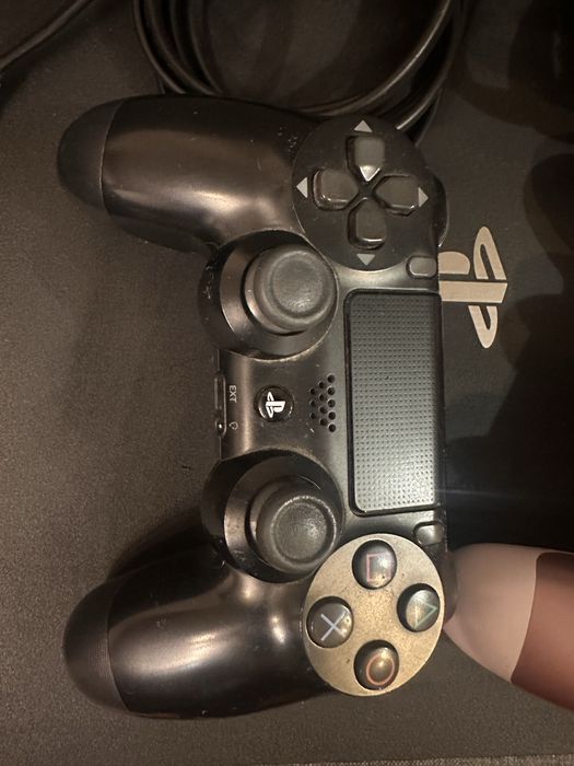 Конзола SONY PS4 Pro 1TB с два безжични джойстика
