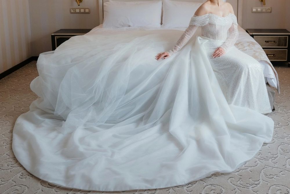 Rochie de mireasa alba, cu trena și mâneci detasabile