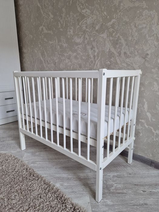 Продам кроватку детскую белую