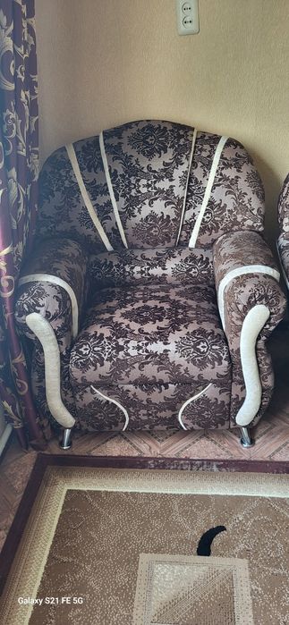 Продам диван с двумя креслами