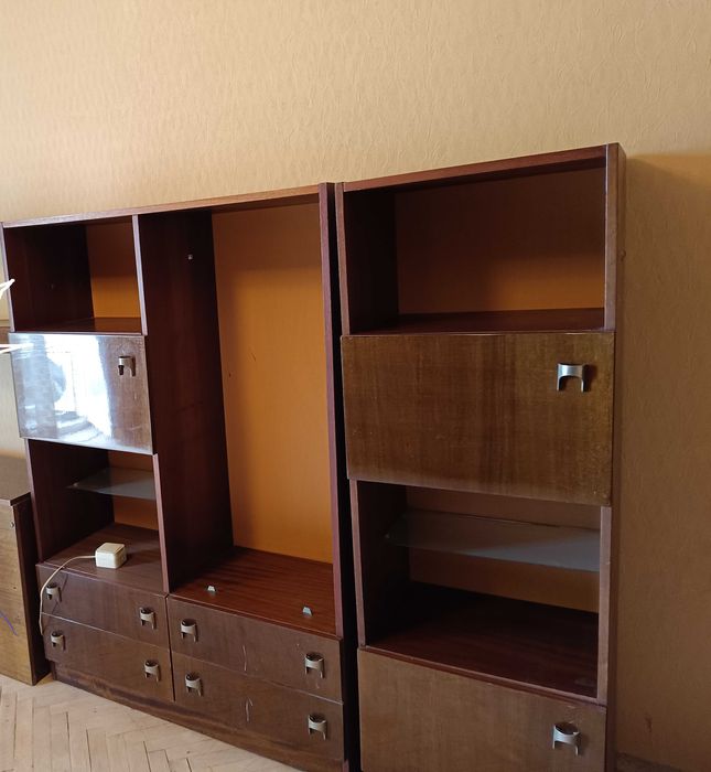 Продавам малка стара лакирана секция и четирикрилен гардероб