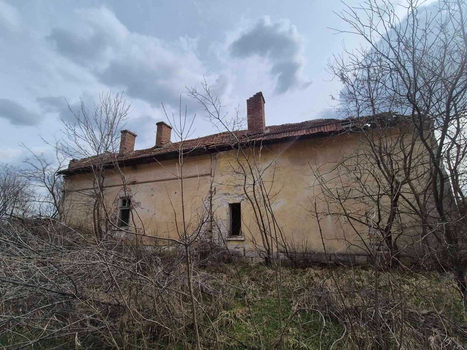 Сграда в близост до Враца .