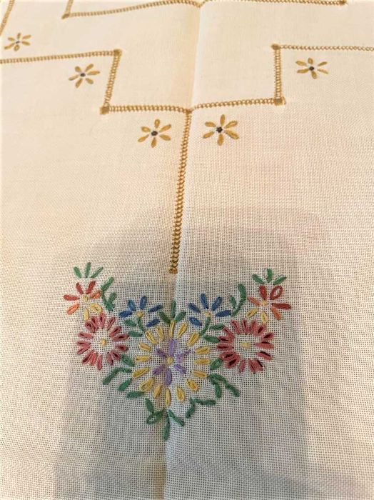 Красива голяма покривка с ръчна бродерия от Англия