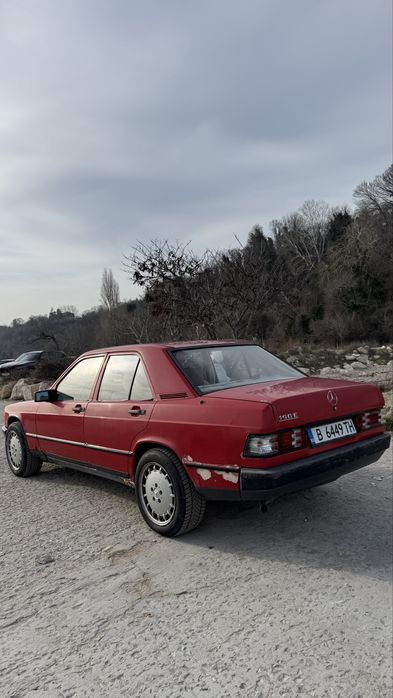 Mercedes-Benz 190E 1.8 (1983) - Червена класика със светъл салон