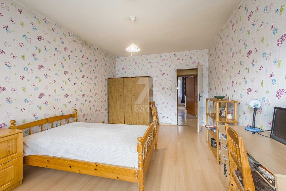 Продава се 3- стаен, южен апартамент в ж. к. Изток- гр. Перник