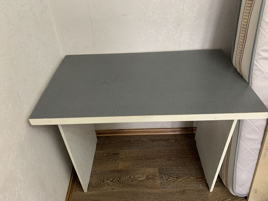 Письменный стол.