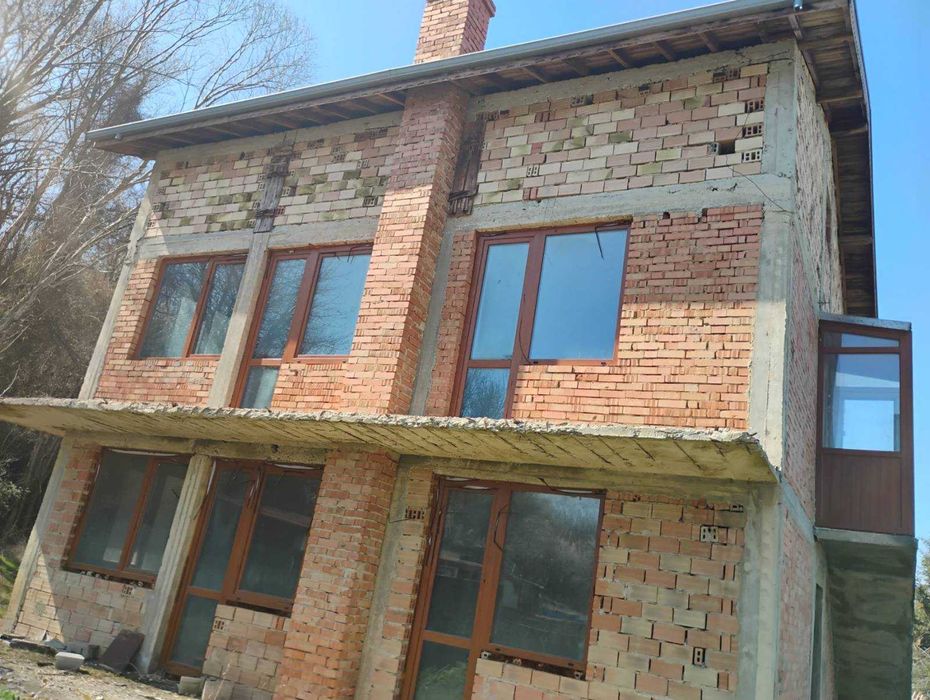 къща на груб строеж