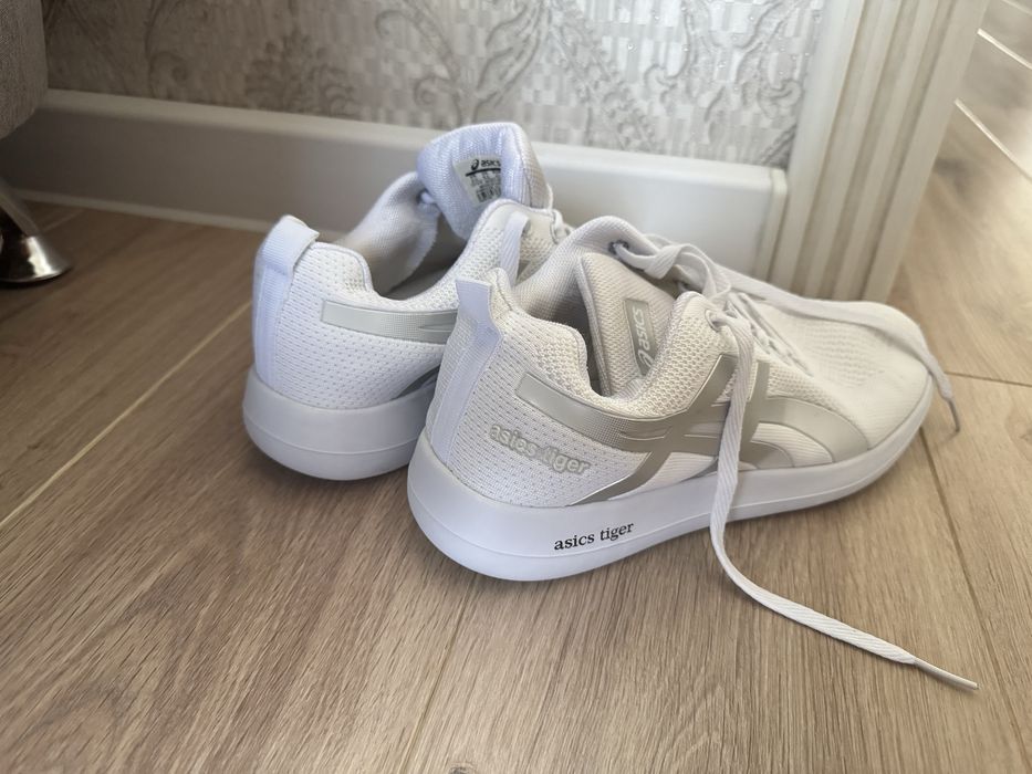 Продам обувь асиксы