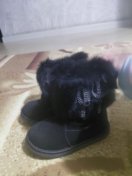 Продам детские угги новые