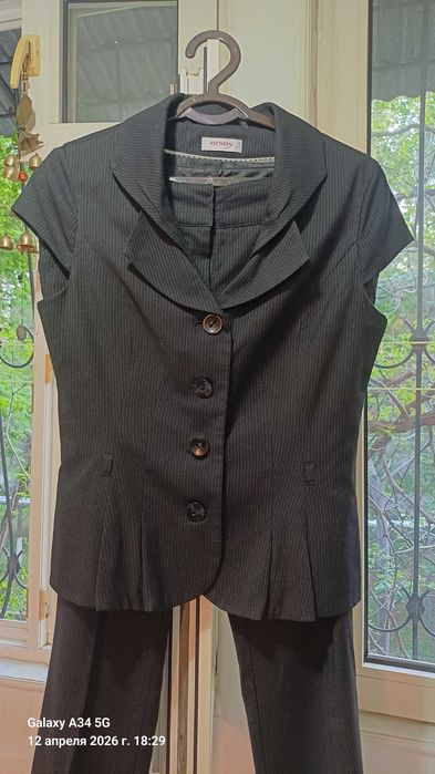 Костюм брючный женский в отличном состоянии.