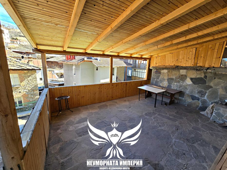 Продавам триетажна къща 162РЗП с 122кв.м. двор в с.Забърдо обл.Смолян