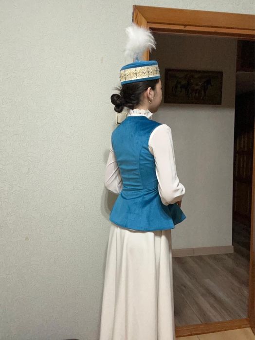Продам платье с камзолом