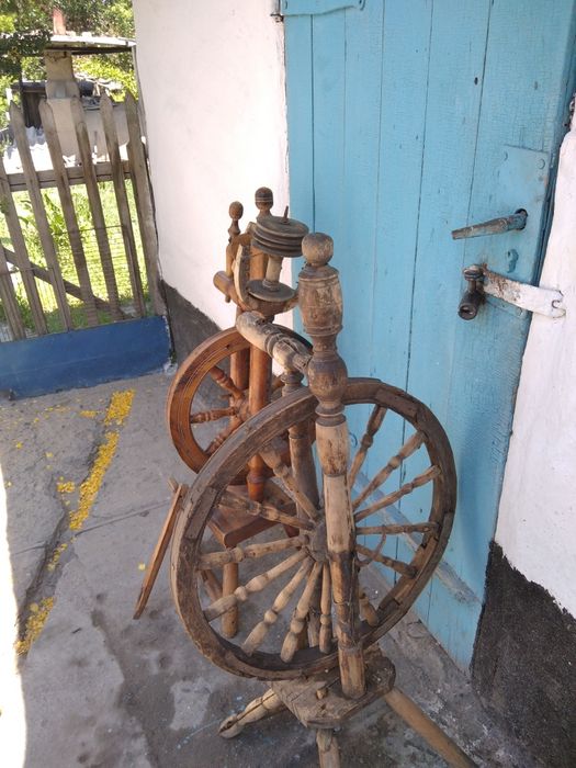 Продам две старинные прялки