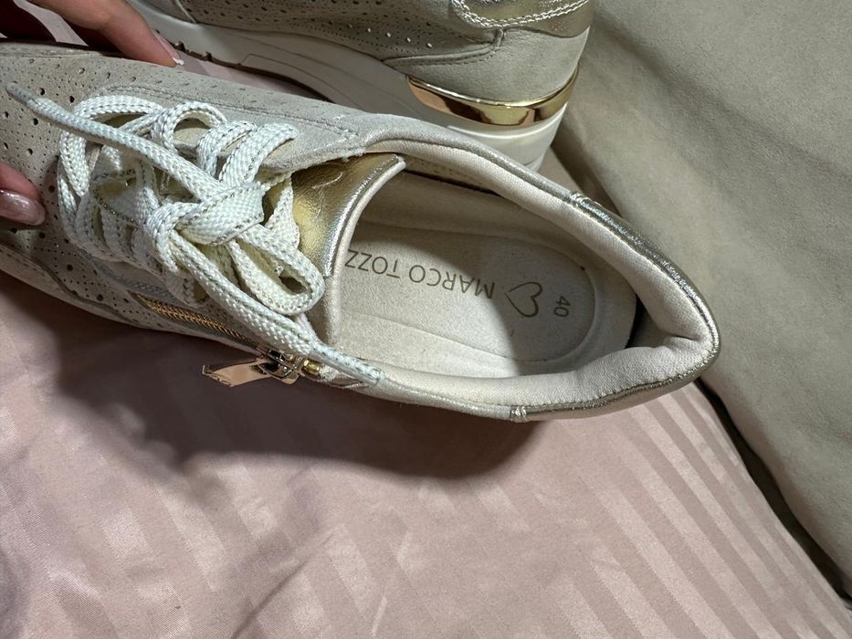 Продам женские кроссовки