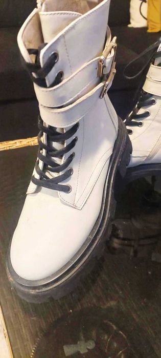 Bocanci din piele , albi, model deosebit, marimea 37
