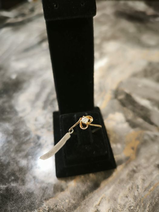 Золотое кольцо с бриллиантом