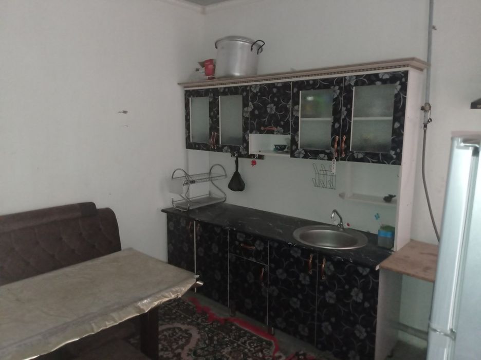 Hovli sotiladi Navoiy shahah yoshlik mahalla karvon kuchasi 80 uy