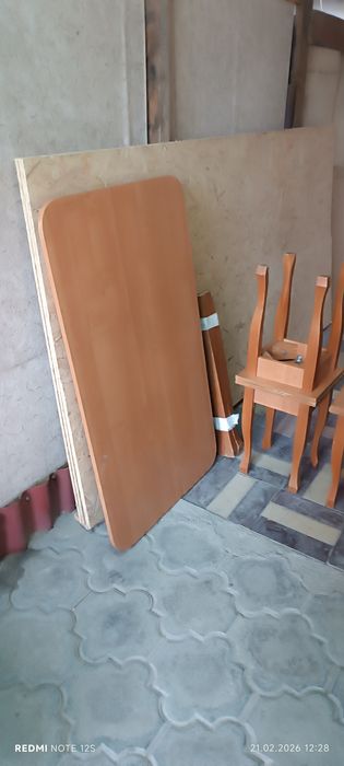Продам стол и 4 табуретки