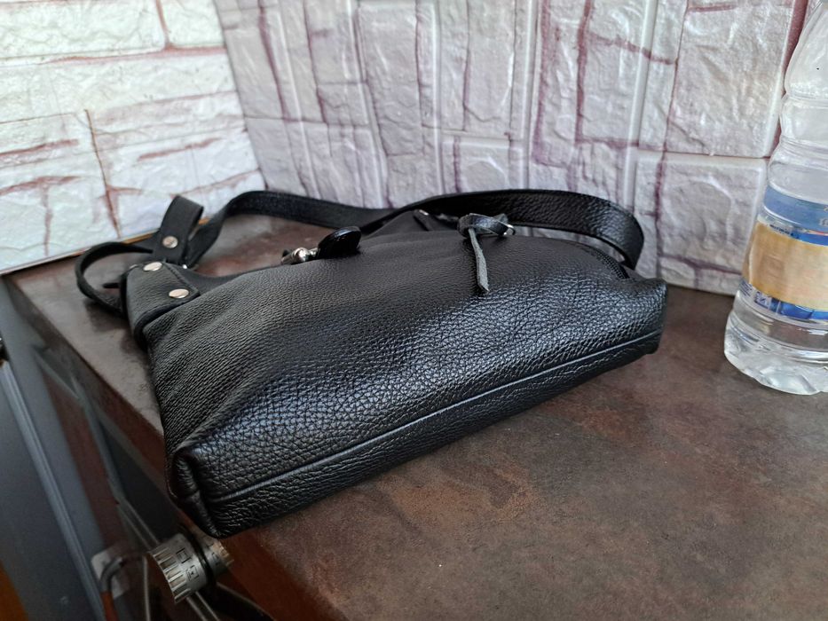 мъжка чанта,черна кожена чантичка-естествена кожа,,малка