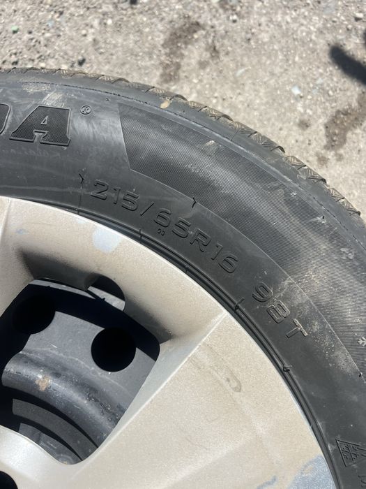 Продаю резину 215/65/16 зима