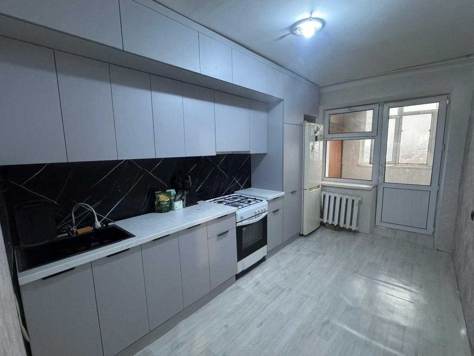 Продам 3х комн кв 11мкр кирпичный дом