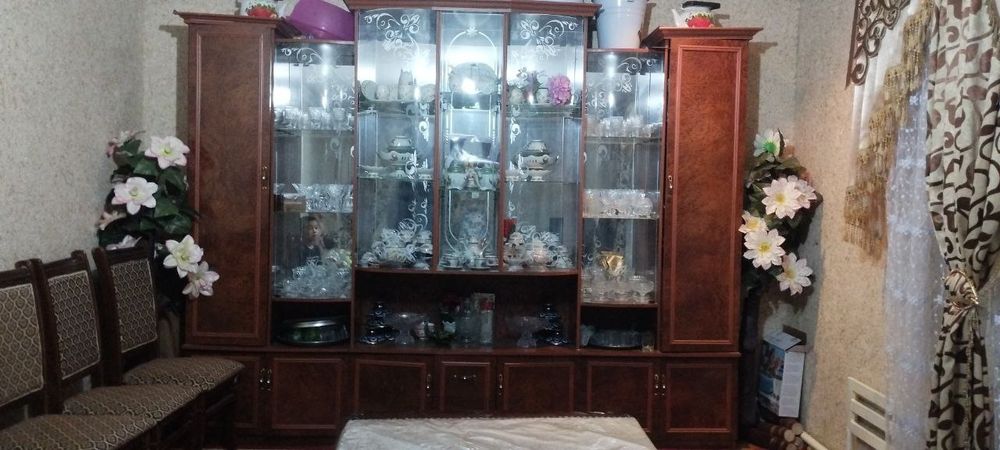 Стенка ва 12тали стол,стули билан сотилади