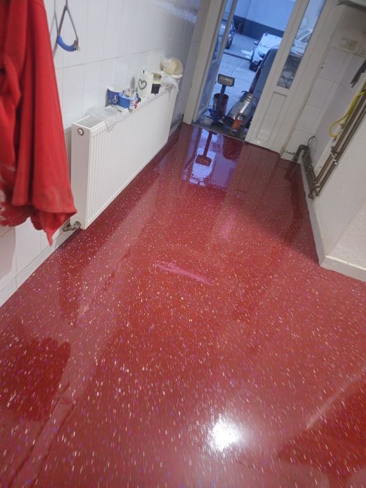 Pardoseli epoxidice profesionale – garaje, hale, spații comerciale | G