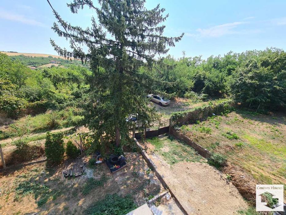 190026 Просторна триетажна къща с голям двор в село Караманово