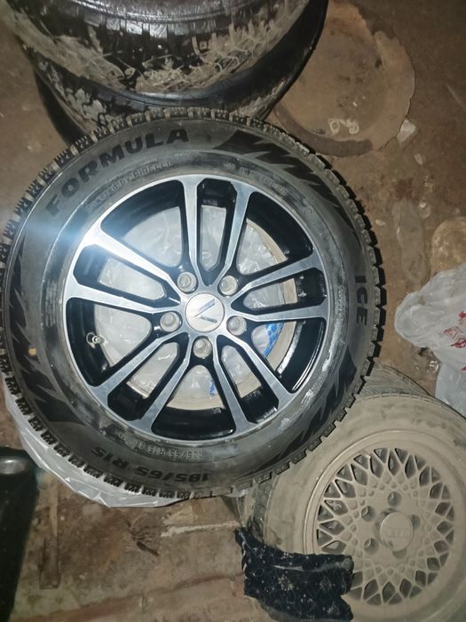 Продам комплект дисков с резиной Pirelli