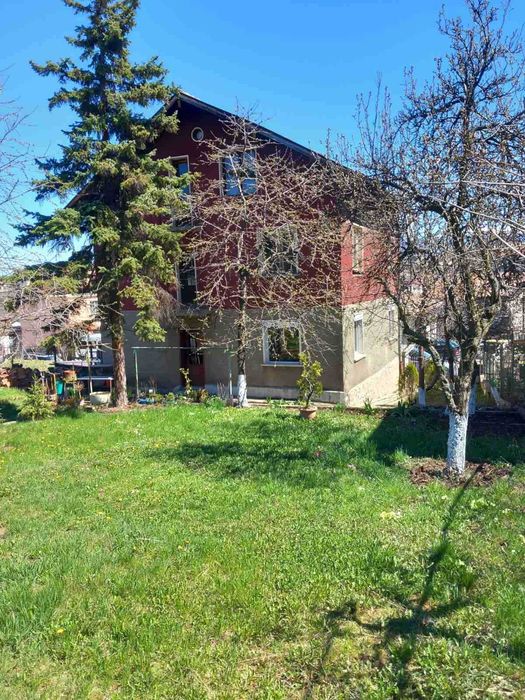 Продавам двуетажна къща в гр. Перник кв. Ралица