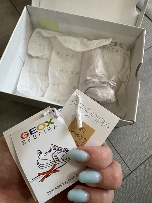 Продам детские кроссовки