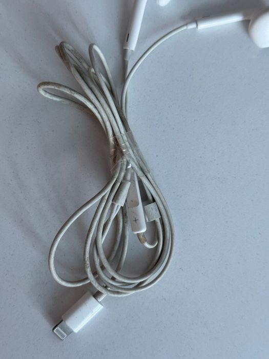 Casti cu fir, mufa Lightning, microfon, stare foarte buna