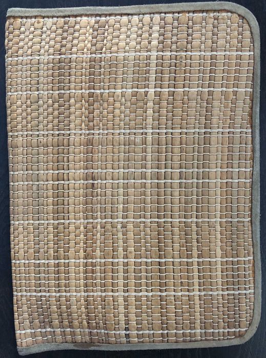 Продавам чисто нови дървен поднос и подложки за чай и за маса