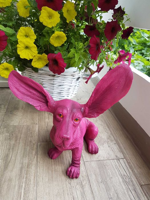 Продавам  цикламена фигурка на куче с огромни уши.