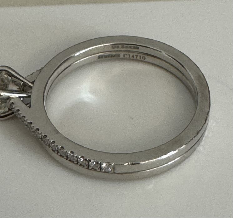 Продаю кольцо De Beers